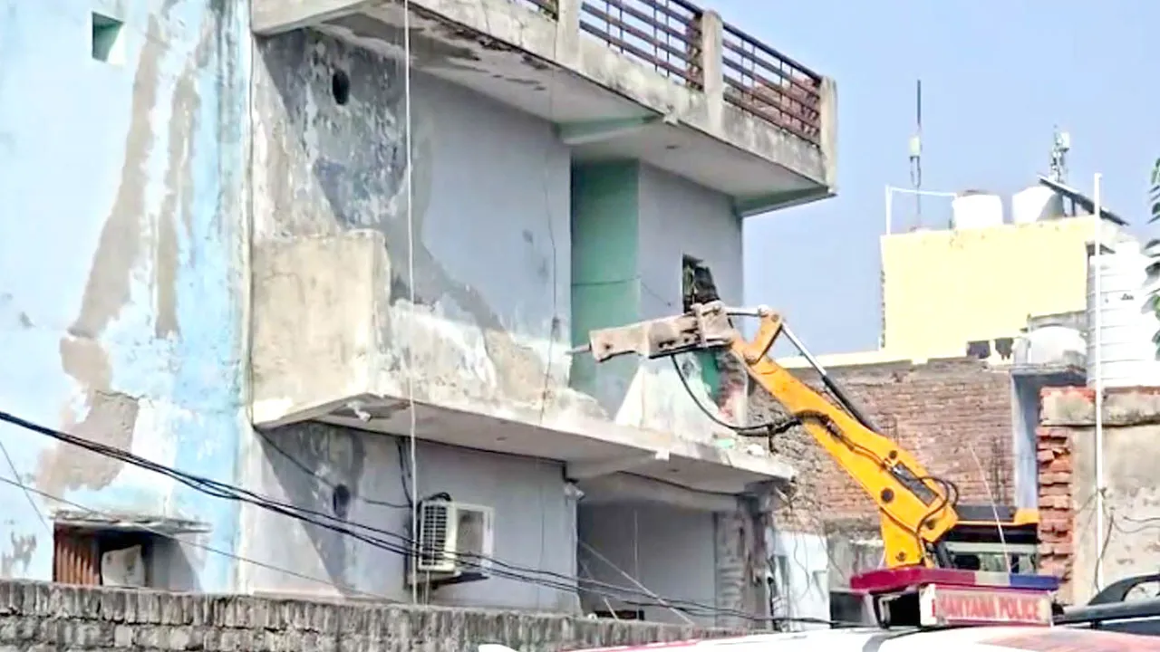 Bulldozer Action: कुख्यात गैंगस्टर कौशल चौधरी के अवैध मकान पर चला बुलडोजर